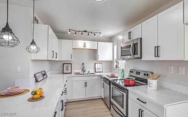 Primary Photo - 2033 Hassell Ave