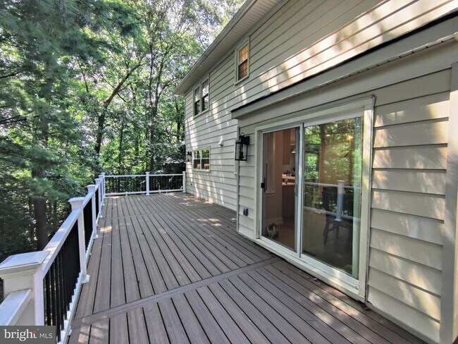 Building Photo - 9051 Laurel Hill Ct
