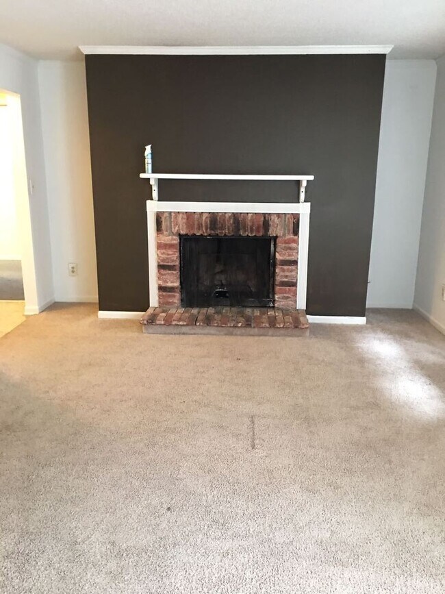 Building Photo - Renovated 2 Bedroom / 2 Bath Condo for Rent