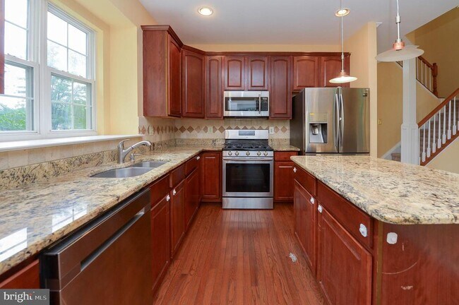 Building Photo - 200 Rolling Hill Dr