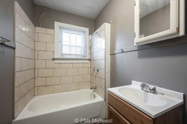 Building Photo - Charming 1 Bed Duplex with Full Bath in In...