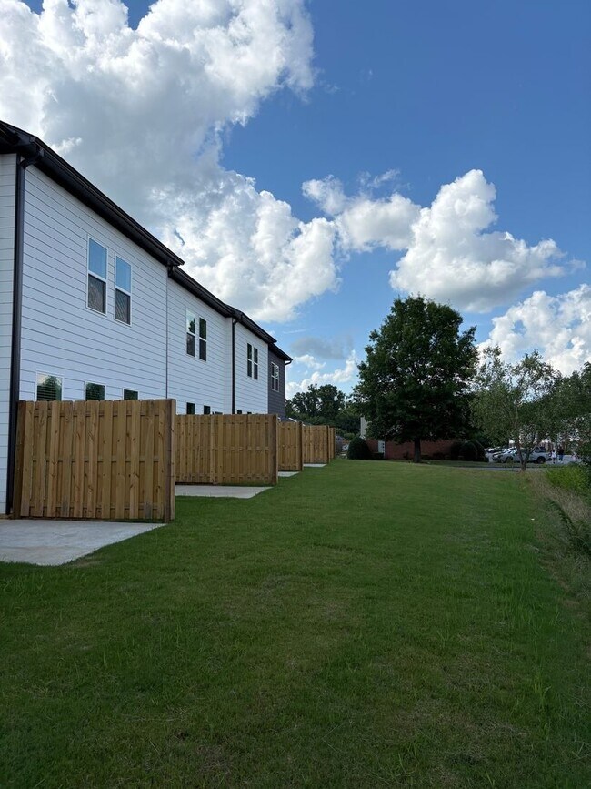 Building Photo - 130 Lauren St