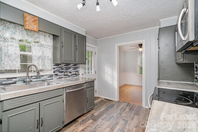 Building Photo - 1005 Home Trail