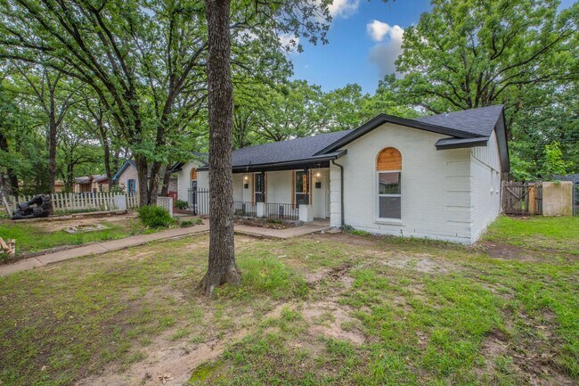 Building Photo - Remodeled 2BR Home w/ Fenced Yard – Only $1395