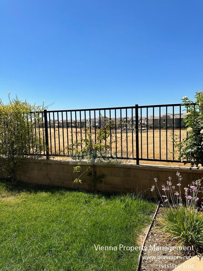 Building Photo - 1347 Larkspur Dr