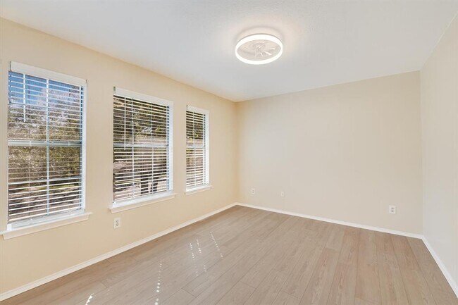Building Photo - 6808 Luckenbach Ln