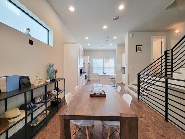 Building Photo - 5709A Larkin St
