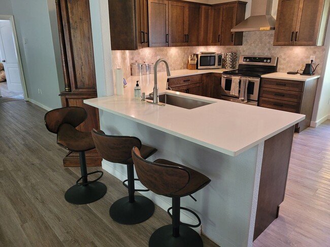 Building Photo - Stunning Home with Hot Tub with Detached O...