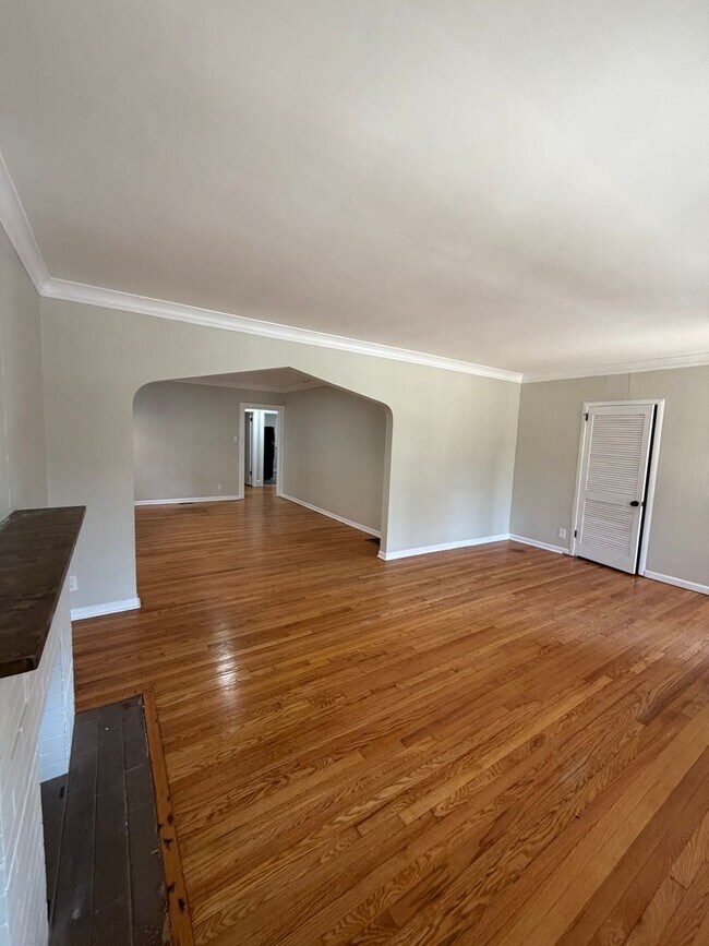 Building Photo - 5041 Lindenwood Ave