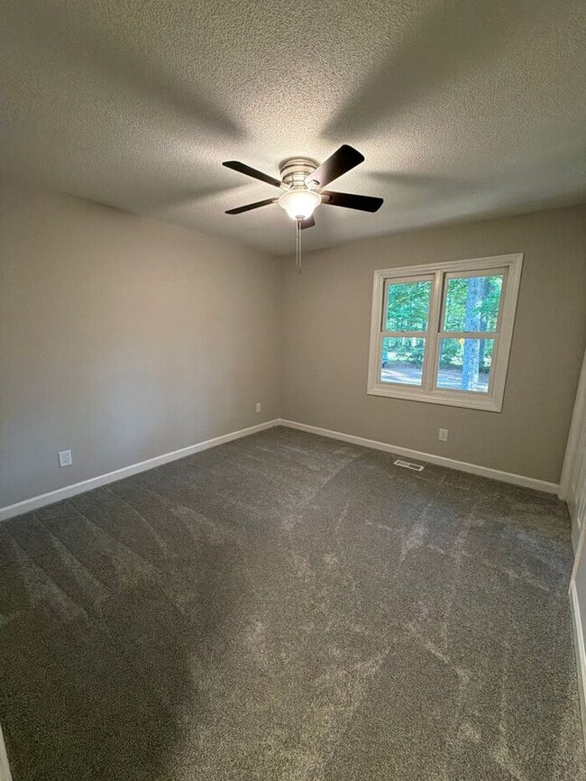 Building Photo - 3 Bedroom 2 Bath Ranch