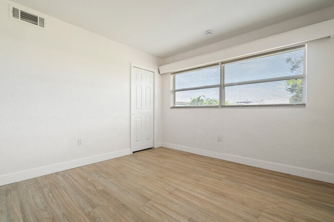 Building Photo - 3536 Belle Vista Dr E