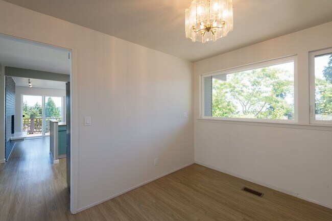 Building Photo - Exceptional Bellevue Home | Lake Sammamish Views | 5 Bed | 3 Bath | 3,380 Sq Ft