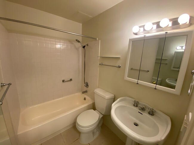 Building Photo - One bedroom condo with hardwood floors - W...