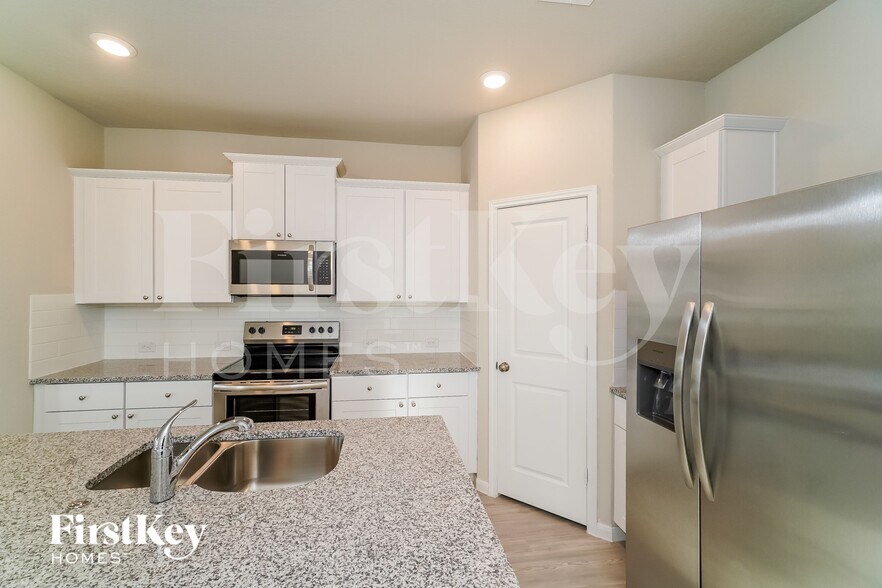 Building Photo - 2704 La Mundial St