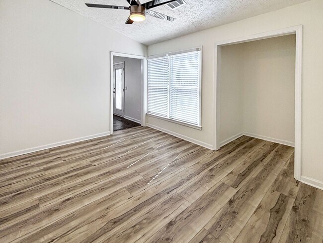 Building Photo - Spacious 5-Bedroom Home Near Lake Acworth!