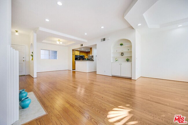 Building Photo - 14960 Dickens St