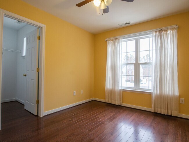 Building Photo - 4 bed townhouse available now!