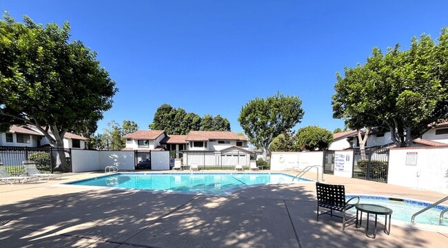 Building Photo - Spacious End Unit Home with 2 Master Suite...