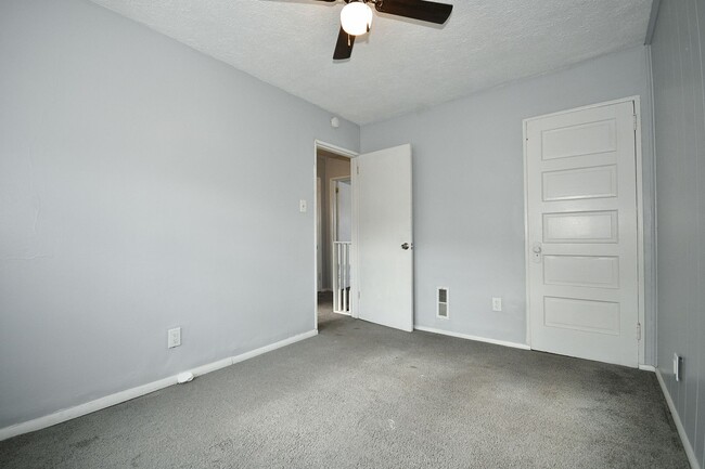 Building Photo - 2 Bed/1Bath Single Family Row House - Section 8 Considered