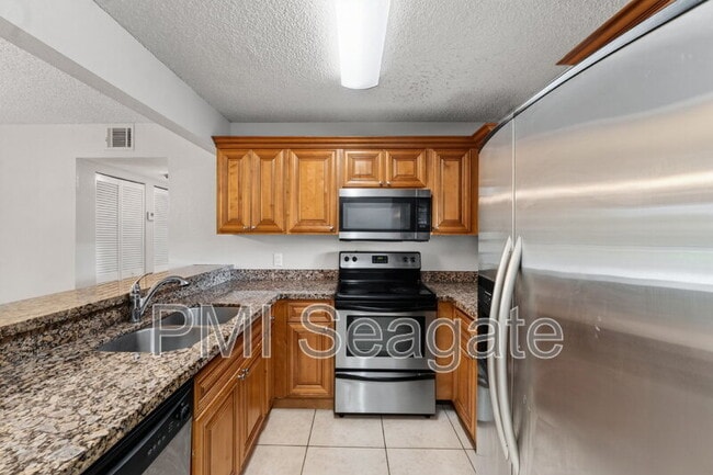 Building Photo - 1543 Lake Crystal Dr