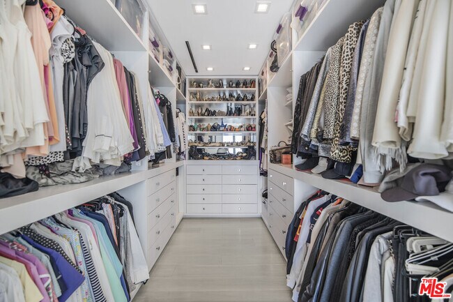 Building Photo - 1600 Marlay Dr