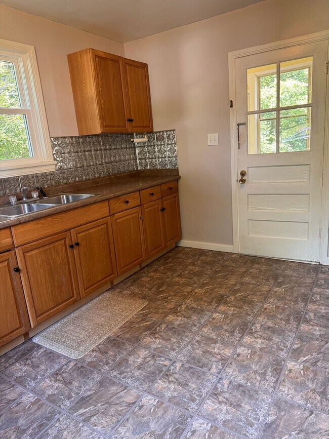 Building Photo - 613 Westview Dr