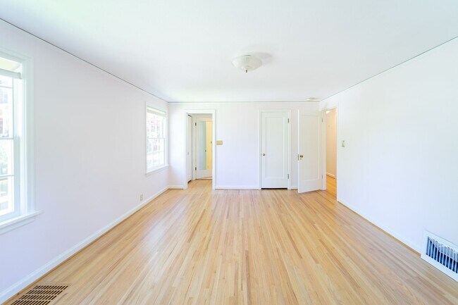 Building Photo - Enchanting Portland Heights 5BD House: Your Dream Home with a Garden View