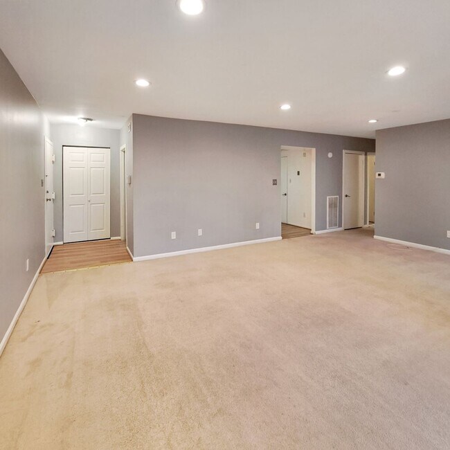 Building Photo - 10244 Prince Pl