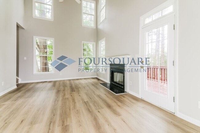 Building Photo - Spacious 4-Bed Home with Double-Height Cei...
