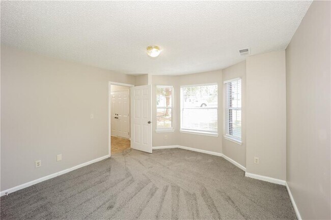 Building Photo - 5176 Round Table Dr