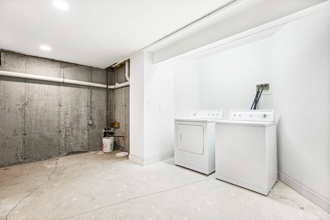 Building Photo - 42 Oak Bluff Cir