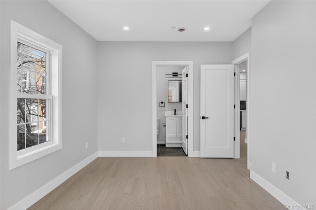 Building Photo - 10 Market St