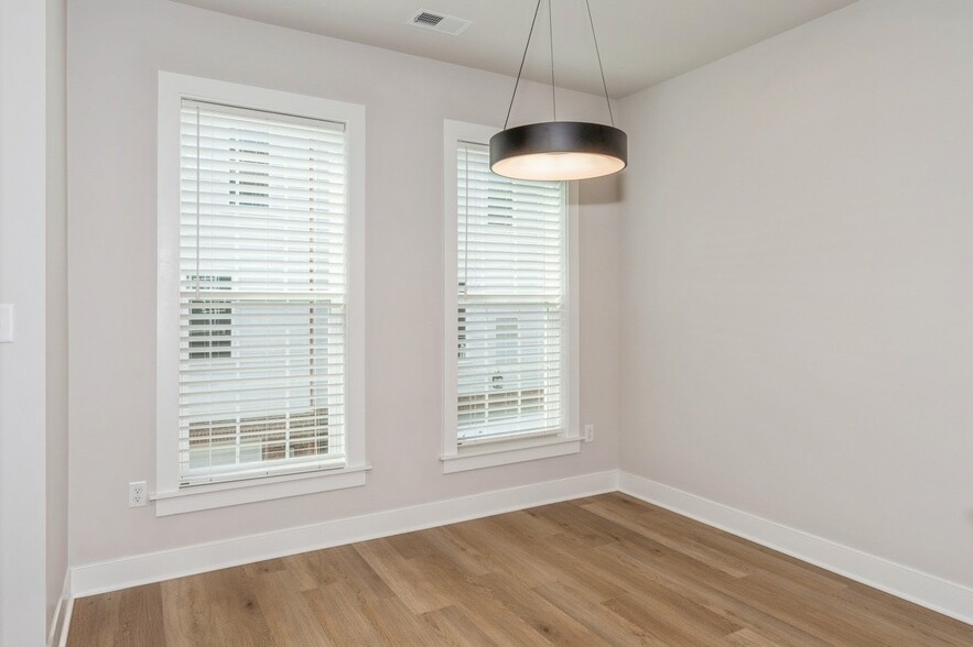 Building Photo - 701 Halcyon Ln