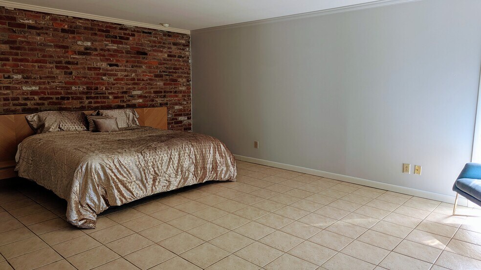 Building Photo - 550 Valewood Ln