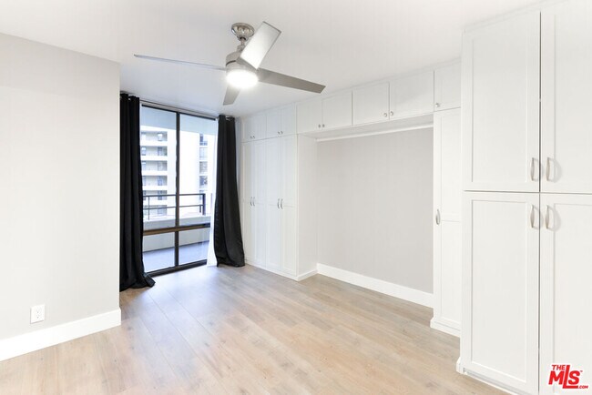 Building Photo - 4265 Marina City Dr
