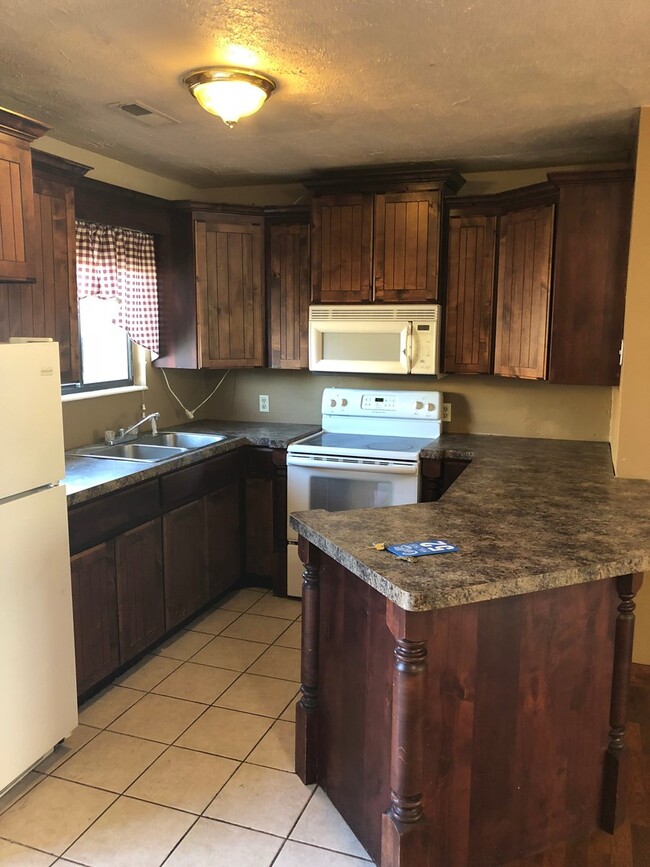 Building Photo - 2 Bedroom 1.5  bath townhome with communit...