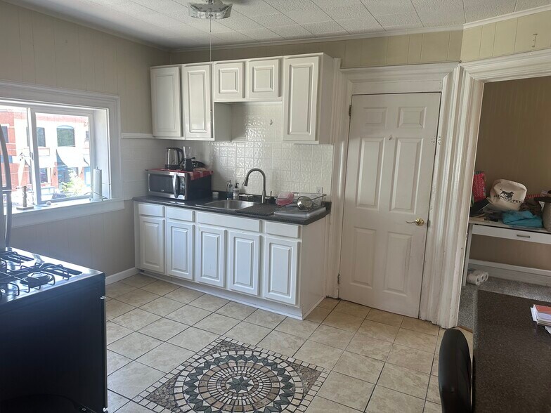 Kitchen - 22 Tremaine Ave