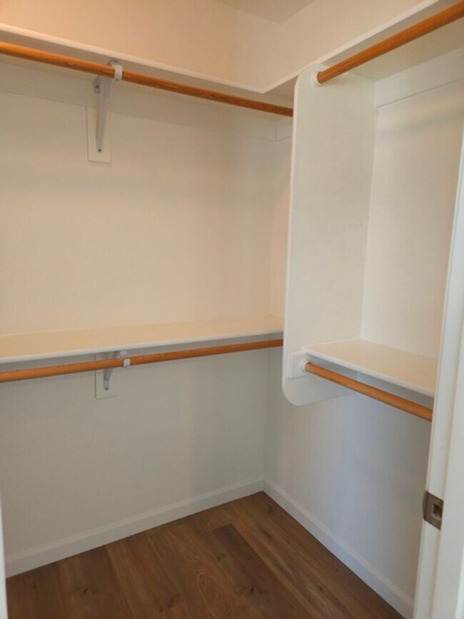 Building Photo - 4Bd/2.5Ba Two Story House - Available to View!
