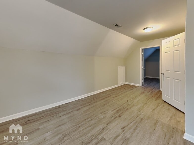 Building Photo - 5037 Huntingcreek Dr