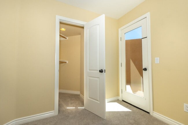 Building Photo - Beautiful 3 br/3.5ba Townhome in Pacific Beach Just Blocks to Crown Point Shores!
