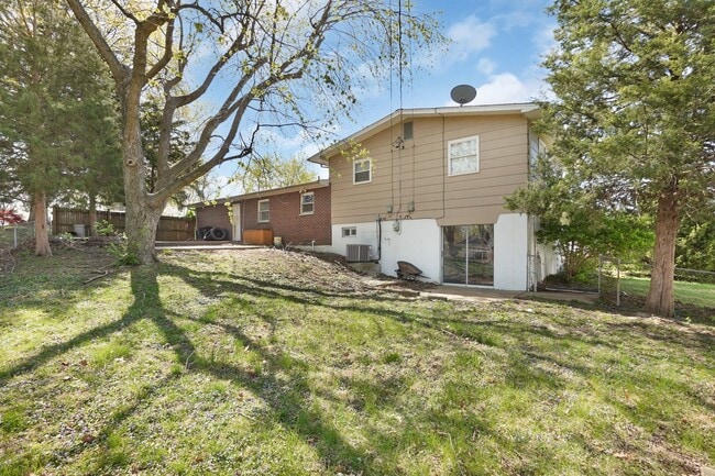 Building Photo - Spacious 4-Bedroom Home Near STL Airport i...