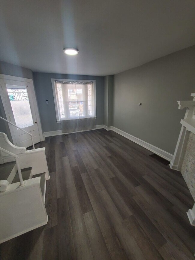 Building Photo - Stunning three bedroom in super convenient part of West Philly