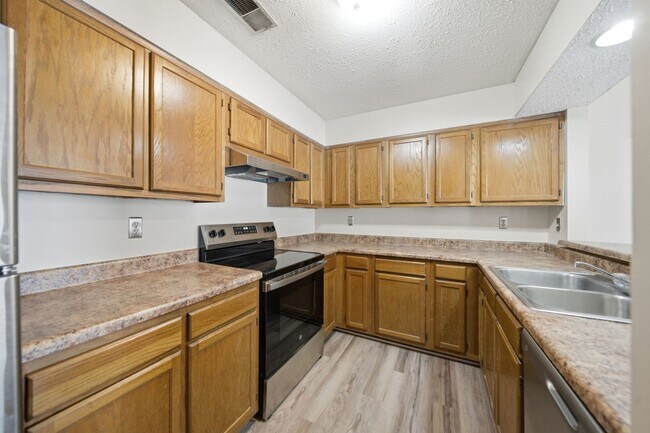 Building Photo - 2 Bedroom Condo in Deerwood Knoll