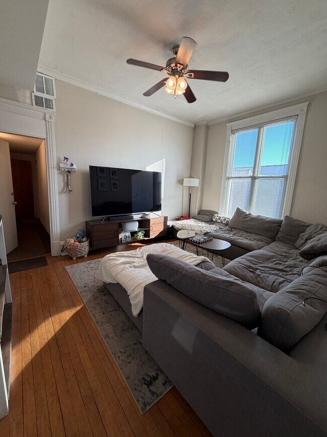 Building Photo - 3730 N Sheffield Ave