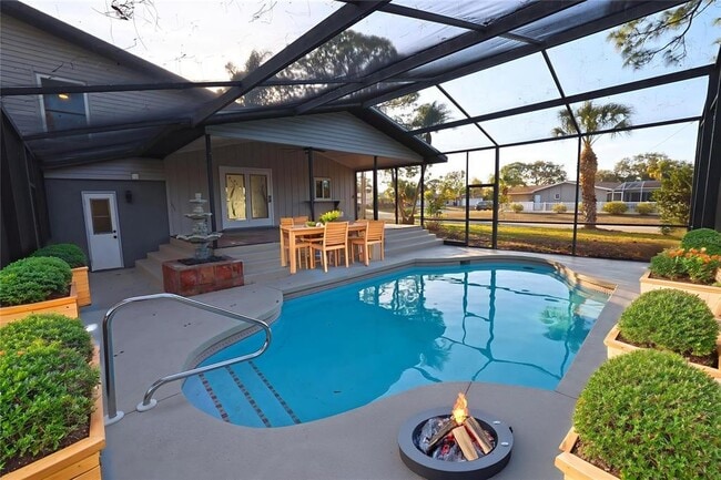 Building Photo - 5667 Creekwood Dr