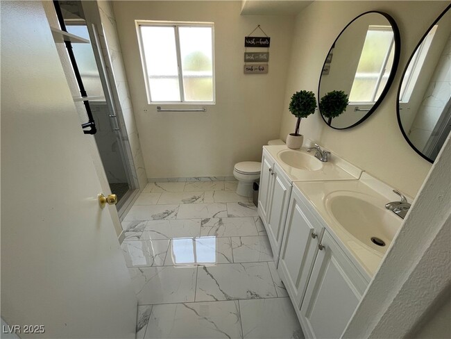 Building Photo - 5005 Celebrity Cir
