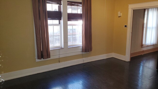 Building Photo - 3 bd, 1 ba house just north of downtown, w...