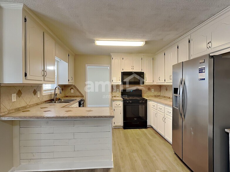 Building Photo - 1017 Queensbury Run