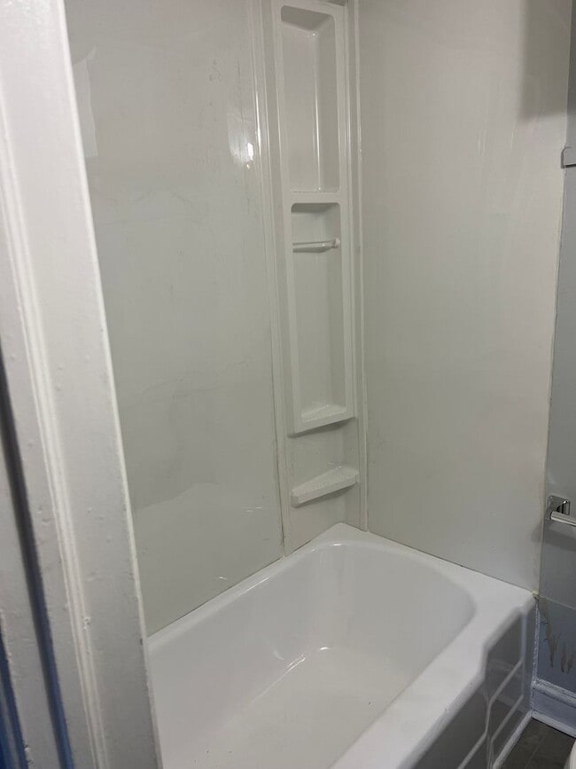 Building Photo - 1 Bedroom Home with Private Parking Available Now!