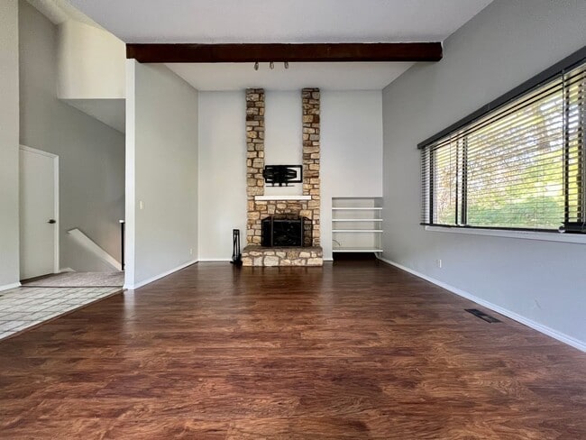 Building Photo - Charming and Spacious Home in a Convenient Gresham Location!